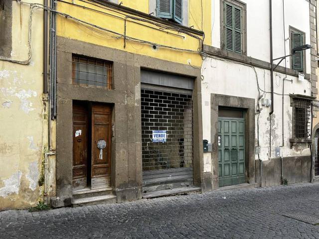 Negozio in vendita a Viterbo, Centro