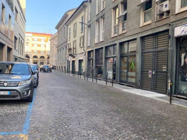 Negozio in vendita a Voghera