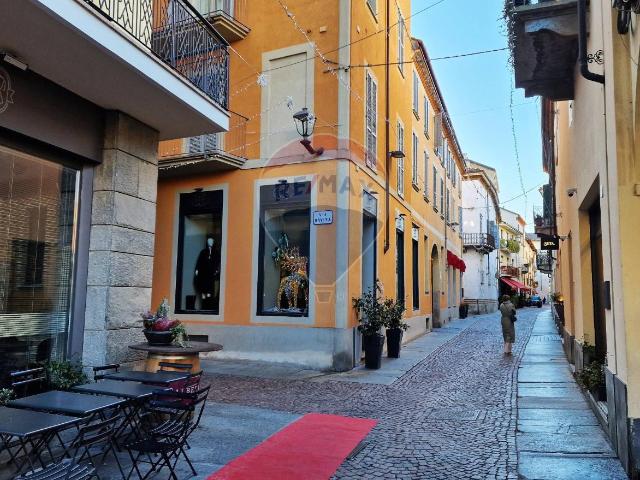 Negozio in vendita a Alba