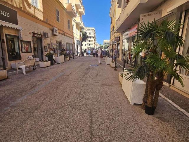 Negozio in vendita a Anzio