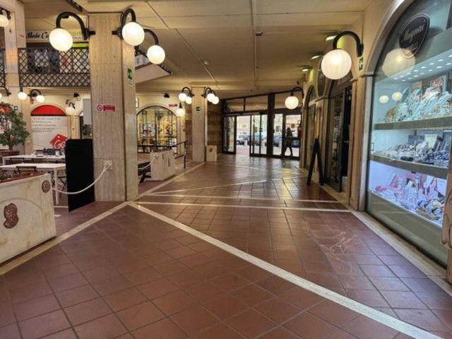 Negozio in vendita a Anzio