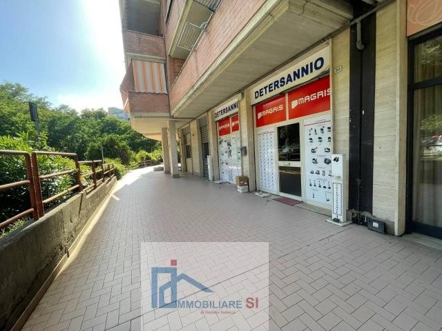 NEGOZIO in vendita a Benevento, Centro