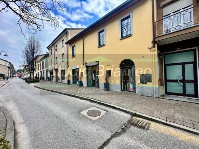 Negozio in vendita a Carate Brianza