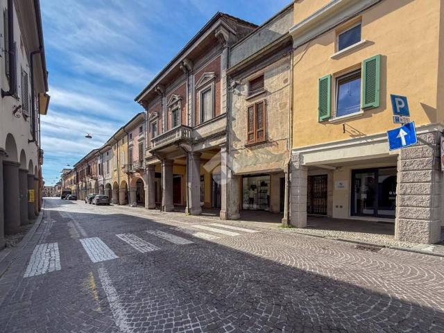 Negozio in vendita a Castelleone
