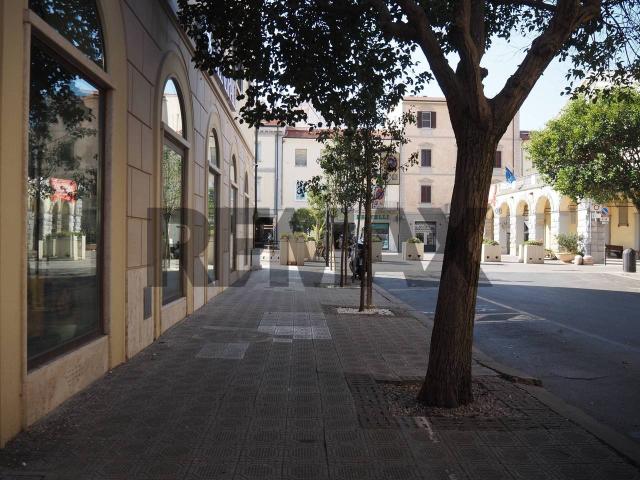 Negozio in vendita a Cecina