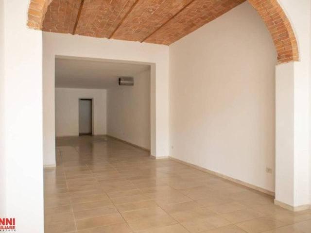 Negozio in vendita a Cecina