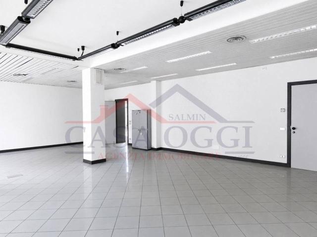 Negozio in vendita a Cervarese Santa Croce