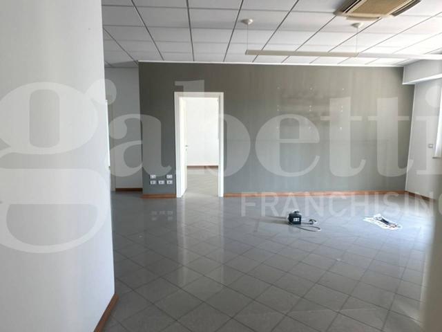 Negozio in vendita a Erba