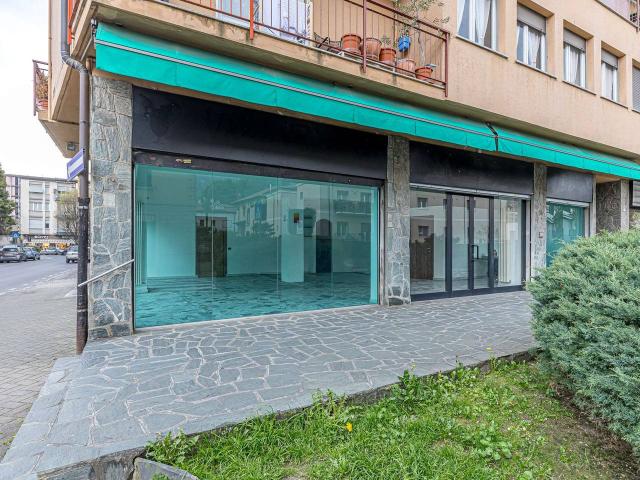 Negozio in vendita a Erba
