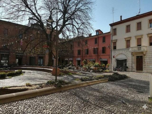 Esercizio commerciale in vendita a Ferrara