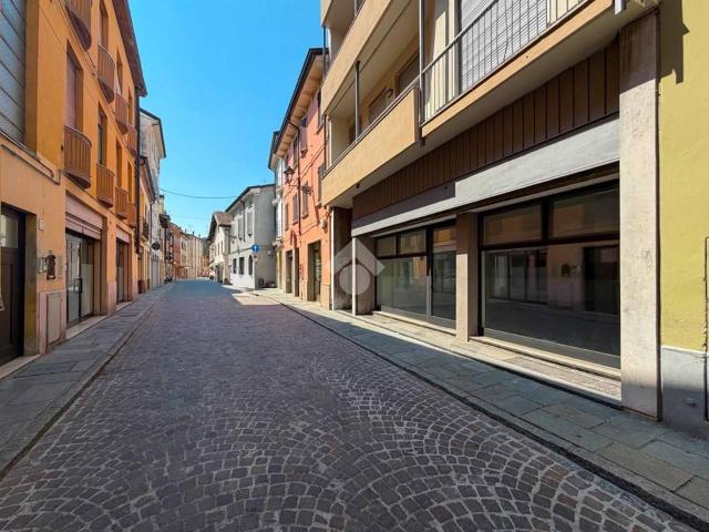 Negozio in vendita a Fiorenzuola D'Arda