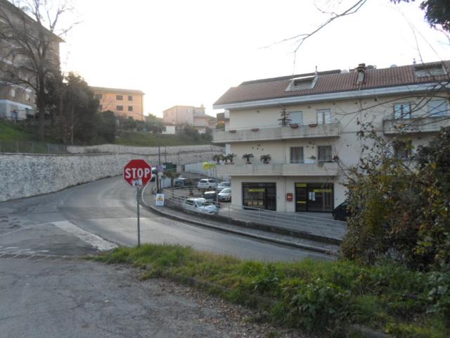 Negozio in vendita a Folignano