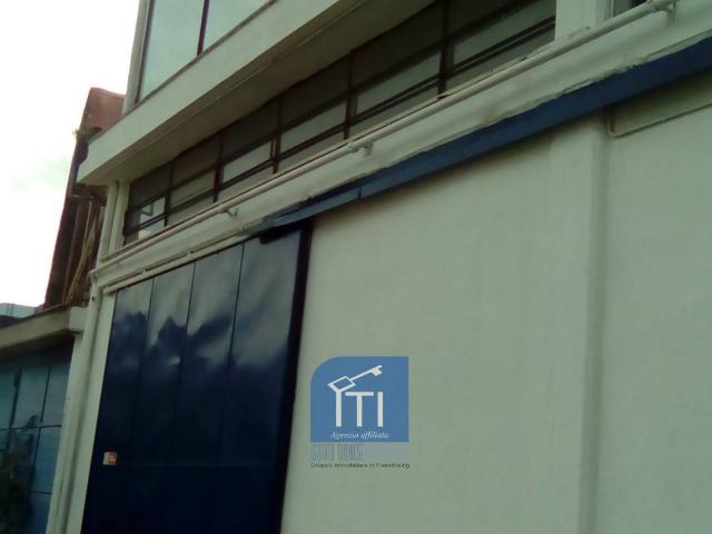 NEGOZIO in vendita a Giugliano in Campania
