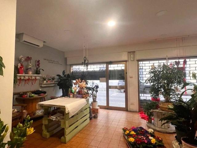 Negozio in vendita a Gorla Minore