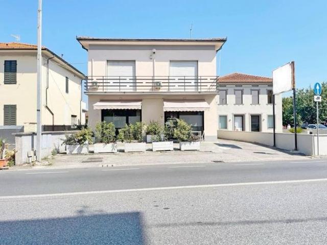 Negozio in vendita a Lunata Capannori 325 mq Rif: 1392143