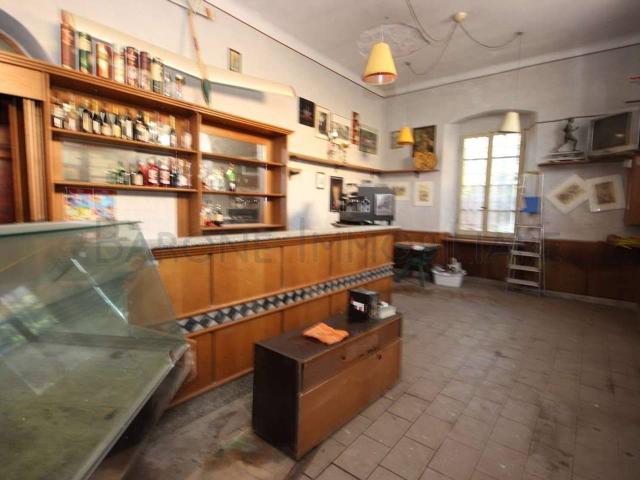 Negozio in vendita a Massa