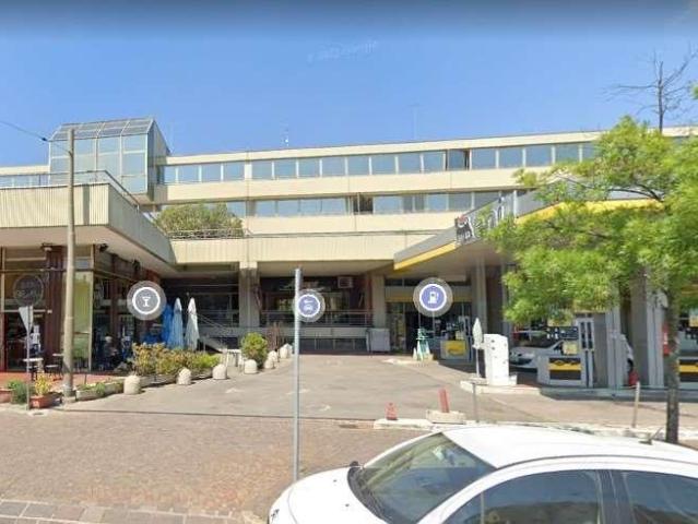 Negozio in vendita a Modena