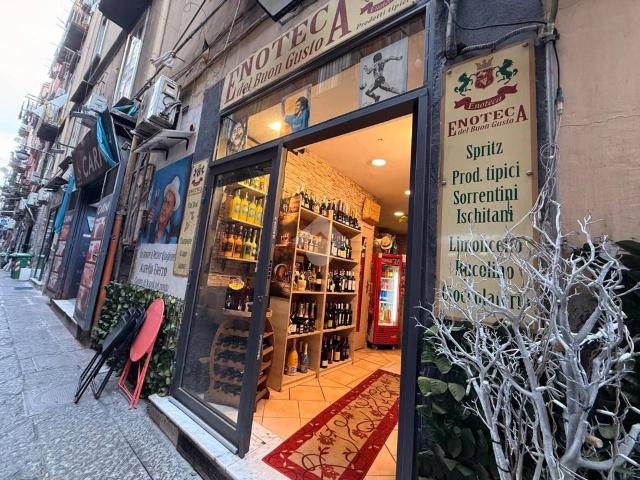 Negozio in vendita a Napoli
