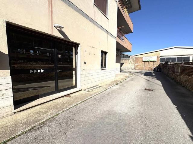 Negozio in vendita a Narni