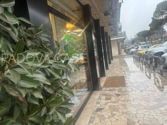 Negozio in vendita a Padova