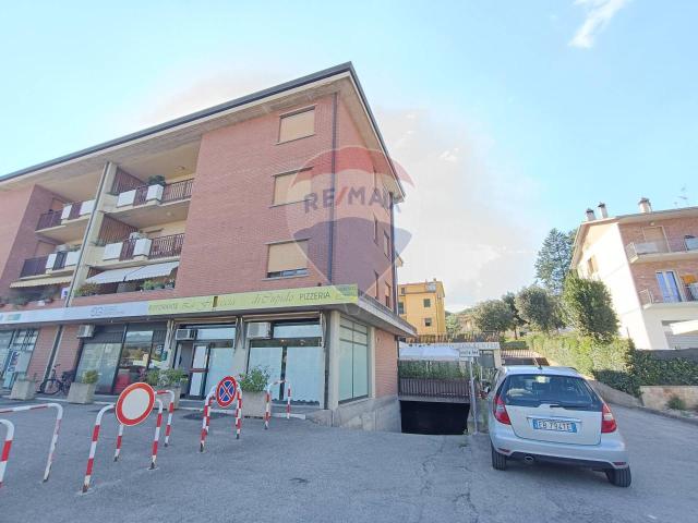 Esercizio commerciale in vendita a Perugia