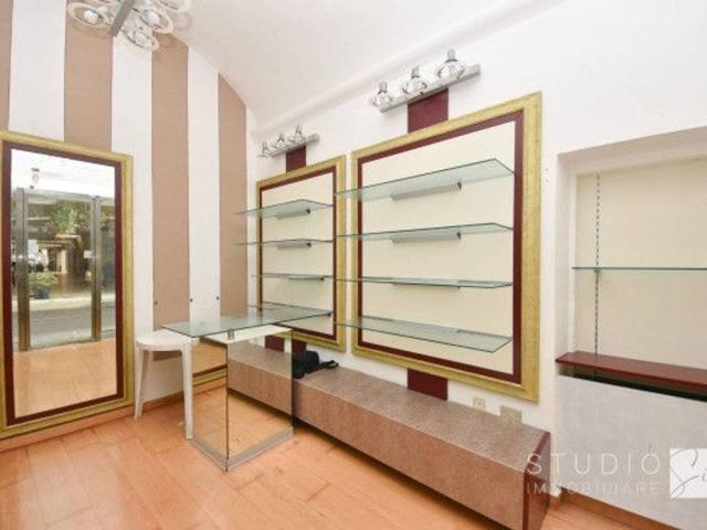 Negozio in vendita a Pistoia