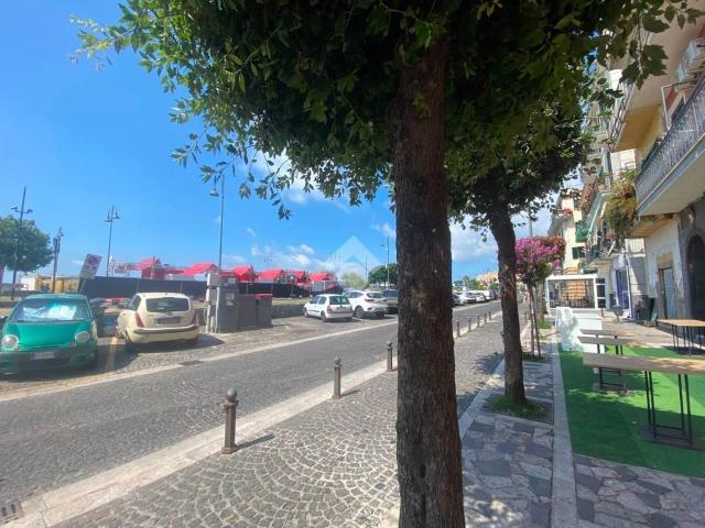 Negozio in vendita a Pozzuoli