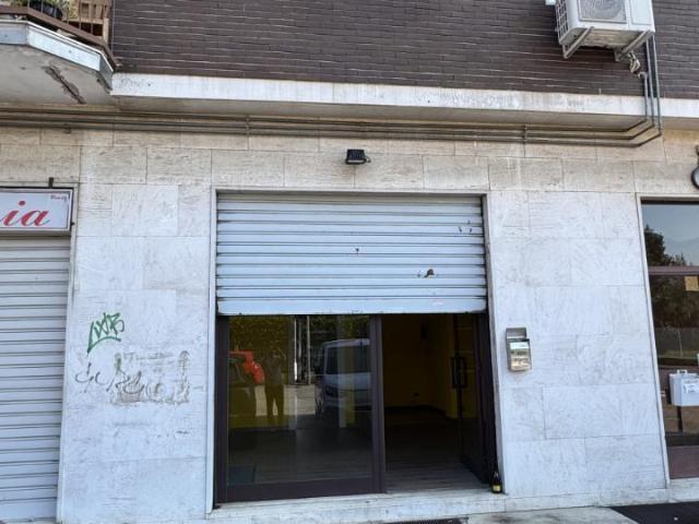 Negozio in vendita a Rho