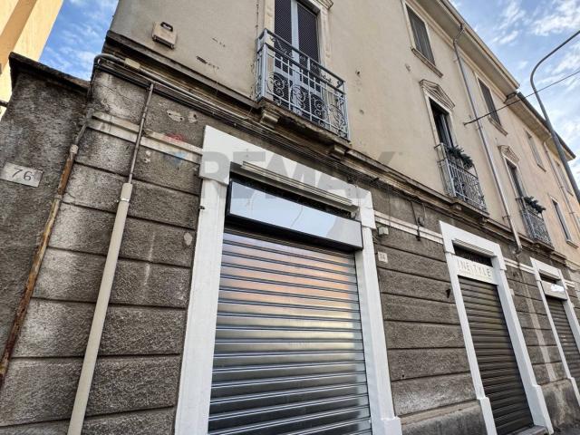 Negozio in vendita a Rho, Zona Centro