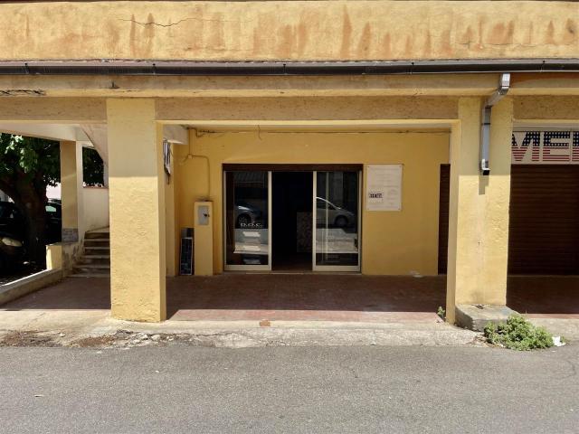 Negozio in vendita a Roseto Capo Spulico