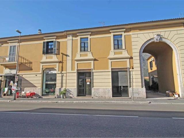 Locale commerciale in vendita a Sora