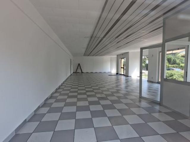 NEGOZIO LUMINOSO ZONA RESIDENZIALE