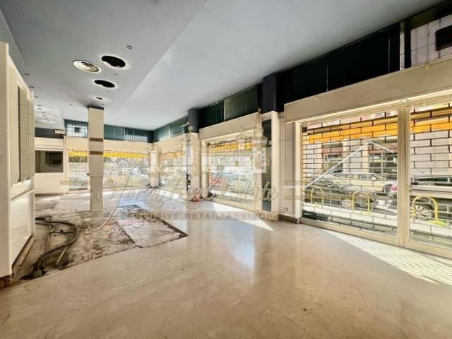 Negozio plurivetrine ad angolo a Milano