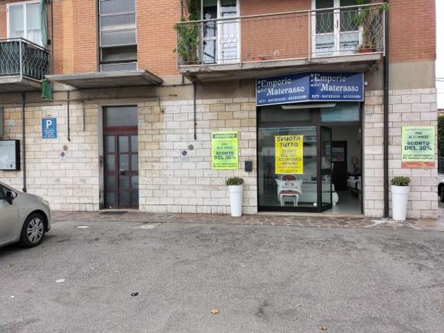 NEGOZIO POSIZIONE ANGOLO FRONTE STRADA