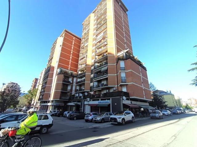 Negozio ristrutturato di mq. 186 pressi C.C. Pianeta Cospea