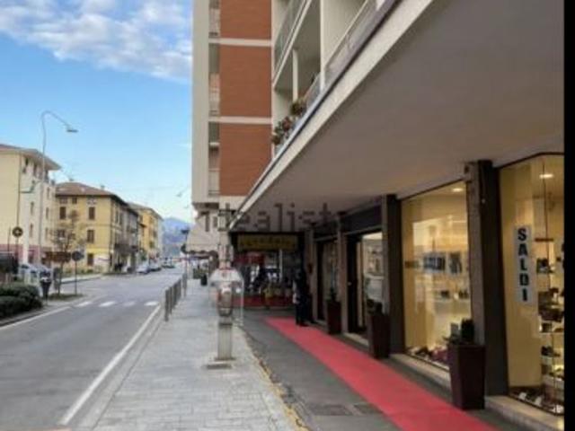 Negozio 7 Vetrine 255 mq Alta Visibilit