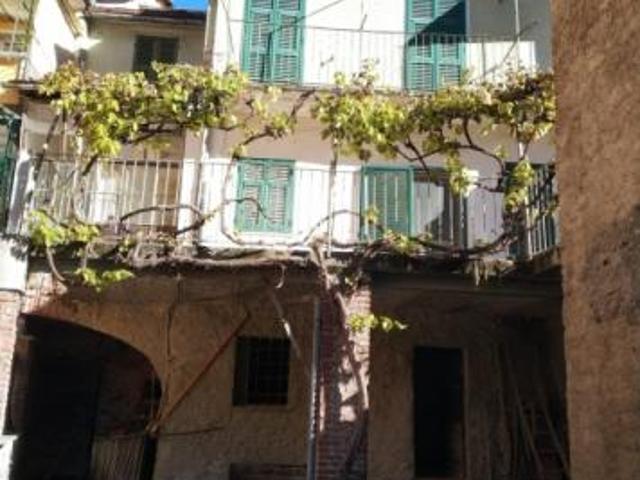 Nel caratteristico Borgo Antico di Garessio porzione di casa con terreno