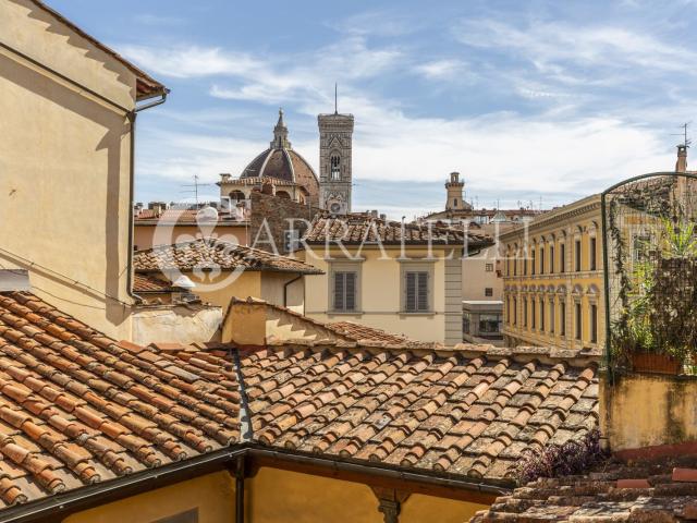 Nel cuore del centro storico di Firenze, con affaccio su Pia. 270m² Firenze