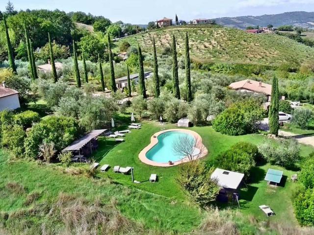 Nel cuore della campagna toscana, proponiamo in vendita un a. 350m² Cinigiano