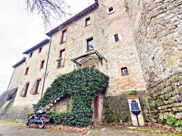 Nel Borgo Storico di Villa Pitignano – Prestigioso Cielo Ter. 300m² Perugia