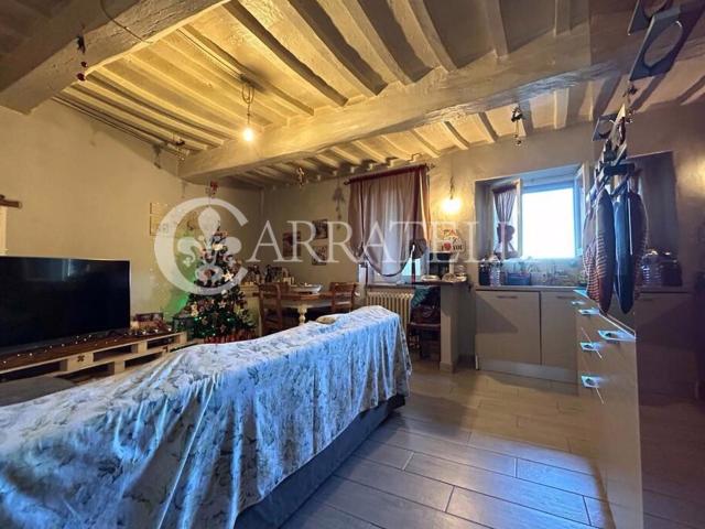 Nel famoso e rustico centro storico di Cetona, proponiamo in. 95m² Cetona