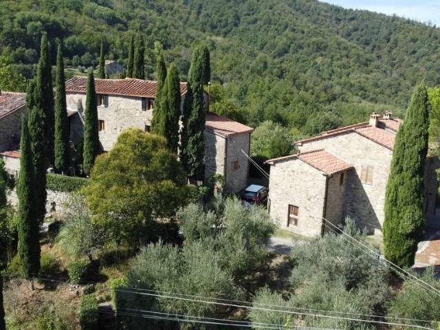 Nella piccola frazione di Falzano, a 30 minuti dal centro st. 240m² Cortona