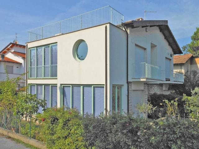 Nella prestigiosa zona di Lido di Camaiore, proponiamo in un. 218m² Camaiore