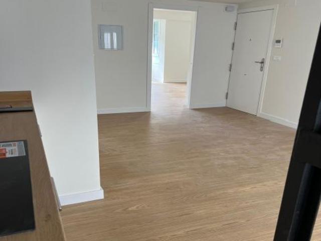 Nervión, junto San Bernardo. Excelente y amplia vivienda reformada SIN MUEBLES se alquila. 3 Dormit