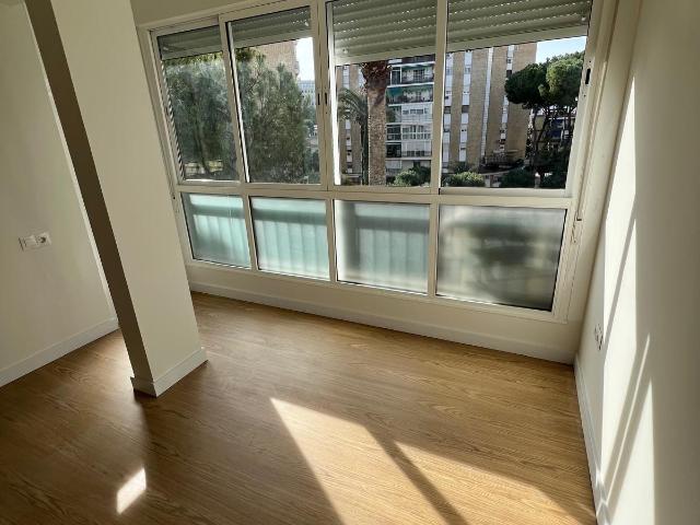 Nervión, junto San Bernardo. Excelente y amplia vivienda reformada SIN MUEBLES se alquila. 3 Dormitorios 2 baños. Exterior