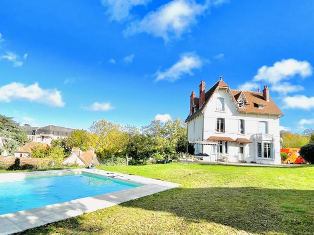 Néris les Bains Grande maison de caractère avec un jardin