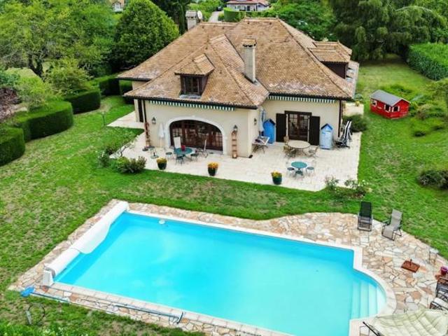 Nernier – Maison d’architecte de charme, piscine et grand terrain arboré