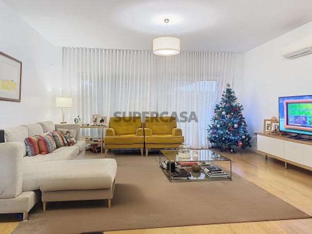 Nesta moradia T5+1 encontra espaço e conforto em cada detalhe
