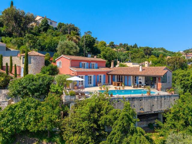 Nestled on the heights of the Les Termes hill in Mandelieu l. 220m² Mandelieu La Napoule
