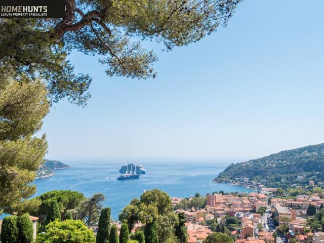 Nestled in an exceptional location, just a short walk from t. 107m² Villefranche Sur Mer